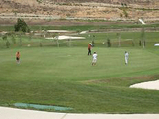 173El Ayuntamiento organiza en Santa Clara Golf, el primer Pro- Am Villa de Otura con los mejores jugadores del circuito profesional espaol

 






Los mejores jugadores profesionales del circuito nacional de golf se darn cita los prximos das 15 y 16 de diciembre en el primer Pro-Am Villa de Otura organizado por el Ayuntamiento, en colaboracin con 
Santa Clara Golf Granada que ha puesto sus magnficas instalaciones a disposicin de los participantes. Entre los profesionales invitados se encuentran grandes figuras del golf como son Jos Mara Caizares, Manuel Piero, Miguel ngel Jimnez, Diego Borrego, Gabriel Caizares, Juan Carlos Piero y Victor Garca (padre de Sergio Garca).

 

Tal y como han explicado los organizadores del torneo, el proam es una modalidad que permite a los participantes amateur jugar en la misma partida con un profesional. Esta iniciativa se engloba dentro de un conjunto de actividades que desde el Consistorio y Santa Clara Golf  se estn promoviendo con el fin de incentivar la prctica de este deporte en el municipio, as como para fomentar el turismo, ofertando el golf como uno de los principales reclamos de la provincia, explicaron.

 

El Alcalde de Otura, Ignacio Fernndez-Sanz, ha querido poner en marcha la primera competicin de este tipo que se celebra en la localidad y ha afirmado que el actual equipo de gobierno trabajar siempre en este tipo de iniciativas que, sin duda, benefician enormemente a la imagen del municipio y favorecen el desarrollo del deporte a todos los niveles.

 

Por otro lado, ha manifestado que entre sus grandes proyectos para los prximos cuatro aos, est el de crear una escuela municipal de golf que facilitar el acceso de todos los ciudadanos del municipio al golf, que ser una alternativa de ocio para los jvenes y  que supondr la creacin de un gran nmero de puestos de trabajo para los ciudadanos de Otura.

 

Los otureos tenemos la gran suerte de contar con un magnfico campo de golf en nuestro municipio y desde el Ayuntamiento asumimos la responsabilidad de romper con los tpicos que habitualmente se asocian a este deporte y acercar la prctica del golf a todos los vecinos, concluy.
