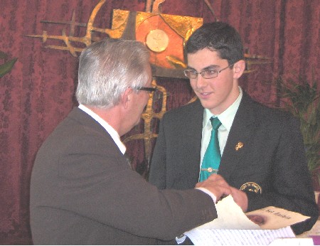 Erik Luque Vega, compositor otureño. entrega la marcha LUZ DEL ZAIDIN al H.M. de la Cofradía de la Luz  y el Trabajo, Rafael Marti