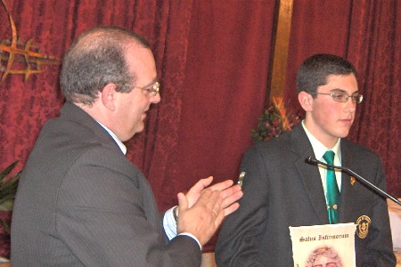 Erik Luque Vega, compositor otureño. entrega la marcha SALUS INFIRMORUM al H.M. de la Cofradía de los Salesianos del Zaidín, Ángel Martíinez